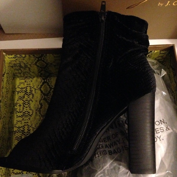 PRIVILEGED BY J.C. DOSSIER MISHA BLACK BLOCK HEEL - Picture 1 of 7